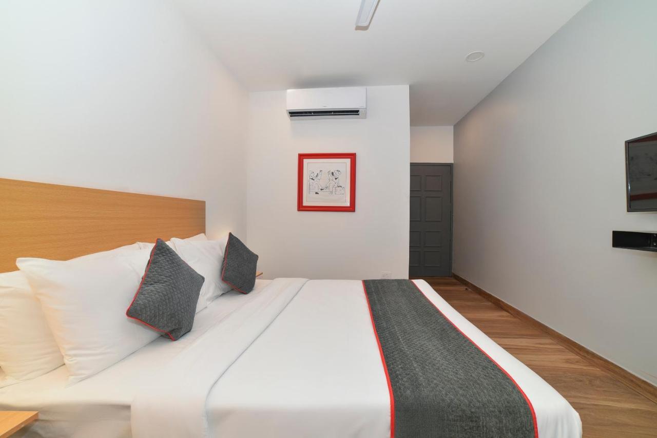 Vaccinated Staff- Oyo Townhouse 384 Nk Hotels Dispur Exterior foto